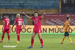 Cận cảnh Đình Bắc tranh đá phạt đền trong ngày Công an Hà Nội vô địch V-League