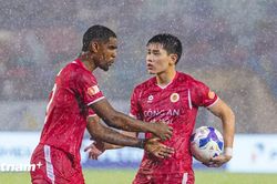 Cận cảnh Đình Bắc tranh đá phạt đền trong ngày Công an Hà Nội vô địch V-League