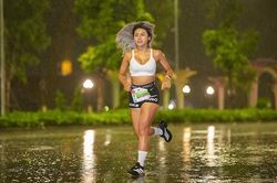 Hot girl làng gym chạy 21km dưới mưa lớn, Hồng Lệ vô địch marathon ở Hải Phòng