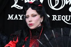 Lady Gaga tái xuất phong cách Gothic cùng váy cổ điển và tóc đen huyền bí