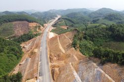Hàng nghìn công nhân bám công trường, cao tốc Tuyên Quang - Hà Giang tăng tốc về đích