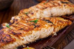 Ăn cá nướng hoặc áp chảo có lợi ích gì cho não bộ và chứng mất trí nhớ?