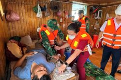 Kịp thời cứu hộ thuyền trưởng có dấu hiệu suy hô hấp trên biển Quảng Trị