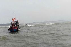 Trục vớt thành công 2 tàu cá bị chìm ở cửa Lạch Ghép