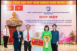 TP.HCM: Phường Xuân Hòa trao Huy hiệu Đảng dịp sinh nhật Bác