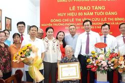 TPHCM trao Huy hiệu 80 năm, 70 năm tuổi Đảng cho đảng viên lão thành