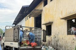 H&agrave; Nội: Lực lượng Quản l&yacute; thị trường kiểm tra, ti&ecirc;u hủy 1,2 tấn thực phẩm nhập lậu