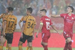 Đình Bắc bị tranh đá penalty trong ngày CAHN đăng quang V-League