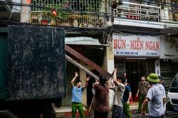 Hình ảnh di dời khẩn cấp các hộ dân sống tại chung cư chờ sập ở 'siêu phường'