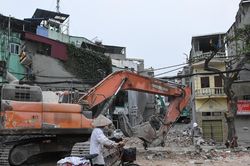 Nhà đất đang thế chấp ngân hàng bị giải phóng mặt bằng, giải quyết nợ ra sao?