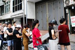 Người đàn ông bán bò bía có 'thói quen lạ', khách chờ cả tiếng để mua