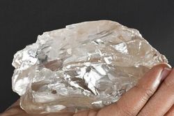 Vụ bán 3 viên kim cương giả phơi bày khủng hoảng ở quốc gia sống nhờ đá quý