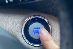Cách bật điện trên ô tô Start/Stop mà không cần nổ máy, nhiều lái mới chưa biết