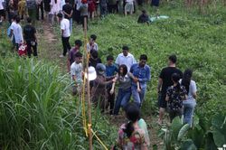 Vụ 5 nam sinh tử vong: Nghẹn lòng hình ảnh người mẹ trẻ ngã quỵ ven sông