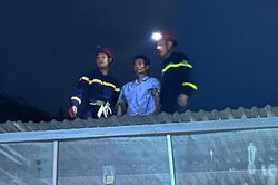Người đàn ông lên nóc bệnh viện cố thủ, công an trèo lên cao 4m giải cứu