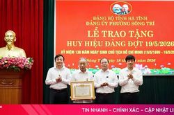 Trao Huy hiệu Đảng cho các đảng viên ở phường Sông Trí, xã Can Lộc