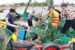 Trục vớt thành công 2 tàu cá bị chìm do dông lốc