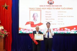 Đảng ủy các địa phương trao Huy hiệu Đảng đợt 19/5