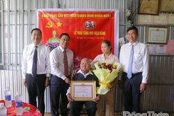 Đồng chí Trần Thanh Nguyên trao Huy hiệu Đảng tại phường Mỹ Ngãi