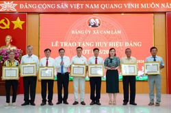 Đảng ủy xã Cam Lâm trao Huy hiệu Đảng đợt 19-5 cho 19 đảng viên