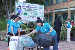 Ngày hội 'Đổi rác thải nhựa - Nhận cây xanh' tại phường Cam Ranh