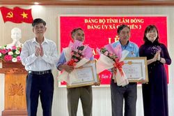 Lâm Đồng trao Huy hiệu Đảng đợt 19/5