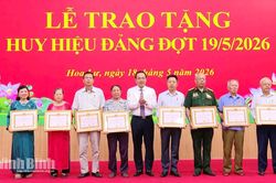 Đảng ủy các phường, xã: Hoa Lư, Quỳnh Lưu, Thanh Bình, Nam Định tổ chức trao tặng Huy hiệu Đảng đợt 19/5