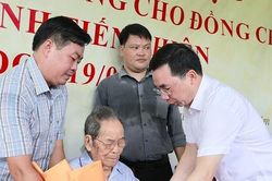 Trao Huy hiệu 80 năm tuổi Đảng tặng đảng viên lão thành Đinh Tiến Nhiên