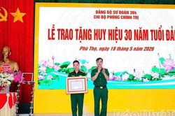 Đảng bộ Sư đoàn 304 trao tặng Huy hiệu 30 năm tuổi Đảng