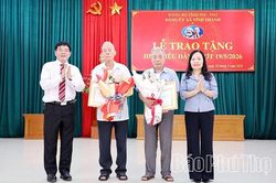27 đảng viên Đảng bộ xã Vĩnh Thành được trao tặng, truy tặng Huy hiệu Đảng đợt 19/5