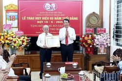 Trao tặng Huy hiệu 65 năm tuổi Đảng cho đảng viên Đảng bộ phường Thanh Miếu