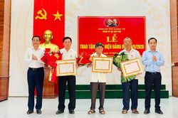 Đảng ủy xã Kim Phú: Trao tặng Huy hiệu Đảng đợt 19/5