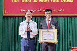 Đảng ủy Sở Xây dựng trao tặng Huy hiệu Đảng đợt 19/5