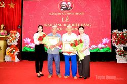 Các đồng chí lãnh đạo tỉnh trao Huy hiệu Đảng tại các địa phương