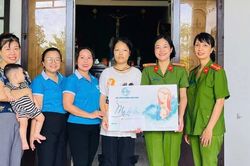 Công an phường chung tay vun đắp tương lai cho học sinh, sinh viên nghèo ở xứ Huế