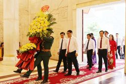 Đoàn đại biểu tỉnh dâng hương Đền thờ Chủ tịch Hồ Chí Minh tại Khu di tích Quốc gia đặc biệt Pác Bó, xã Trường Hà