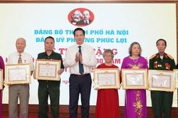 Phường Phúc Lợi trao tặng, truy tặng Huy hiệu Đảng đợt 19-5 cho 75 đảng viên