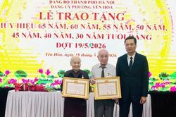 Phường Yên Hòa trao Huy hiệu Đảng cho 144 đảng viên đợt 19-5