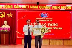 Phường Lĩnh Nam trang trọng trao Huy hiệu Đảng đợt 19-5