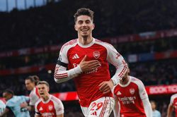 Arsenal hơn Man City 5 điểm