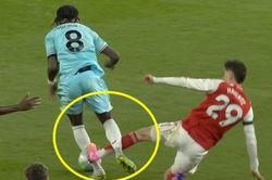 Quyết định gây phẫn nộ trong trận thắng của Arsenal