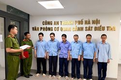Bắt nhóm buôn lậu vàng ngụy trang trong thiết bị điện tử vào Việt Nam