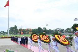 [Ảnh] Các đồng chí lãnh đạo, nguyên lãnh đạo Đảng, Nhà nước vào Lăng viếng Chủ tịch Hồ Chí Minh