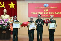 Đại tướng Phạm Văn Trà nhận Huy hiệu 70 năm tuổi Đảng