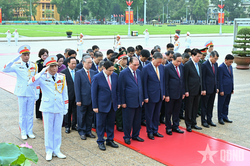 Lãnh đạo Đảng, Nhà nước vào Lăng viếng Chủ tịch Hồ Chí Minh và tưởng niệm các Anh hùng liệt sĩ