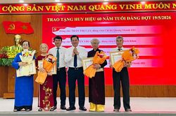 Nhiều địa phương tổ chức lễ trao Huy hiệu Đảng đợt 19-5 cho các đảng viên đủ tiêu chuẩn