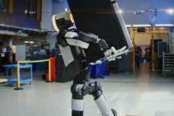 'Gây sốt' video robot hình người nâng và di chuyển một chiếc tủ lạnh nặng 23kg