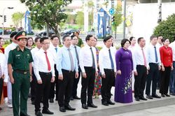 Đoàn đại biểu TPHCM dâng hoa tưởng nhớ Chủ tịch Hồ Chí Minh
