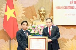 Phó Chủ tịch Quốc hội Nguyễn Doãn Anh đón nhận Huân chương Lao động hạng Nhất