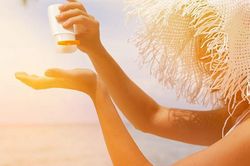Dòng chữ trên lọ kem chống nắng cần lưu tâm ngoài chỉ số SPF nếu muốn bảo vệ da